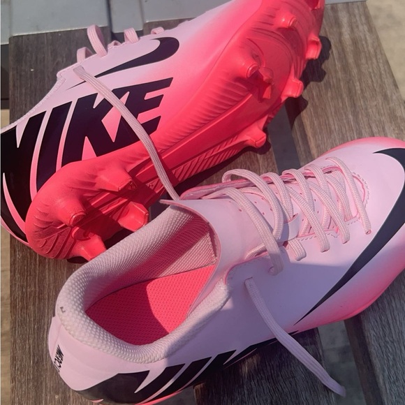 TWO cleats. Kids Zize - Picture 3 of 4